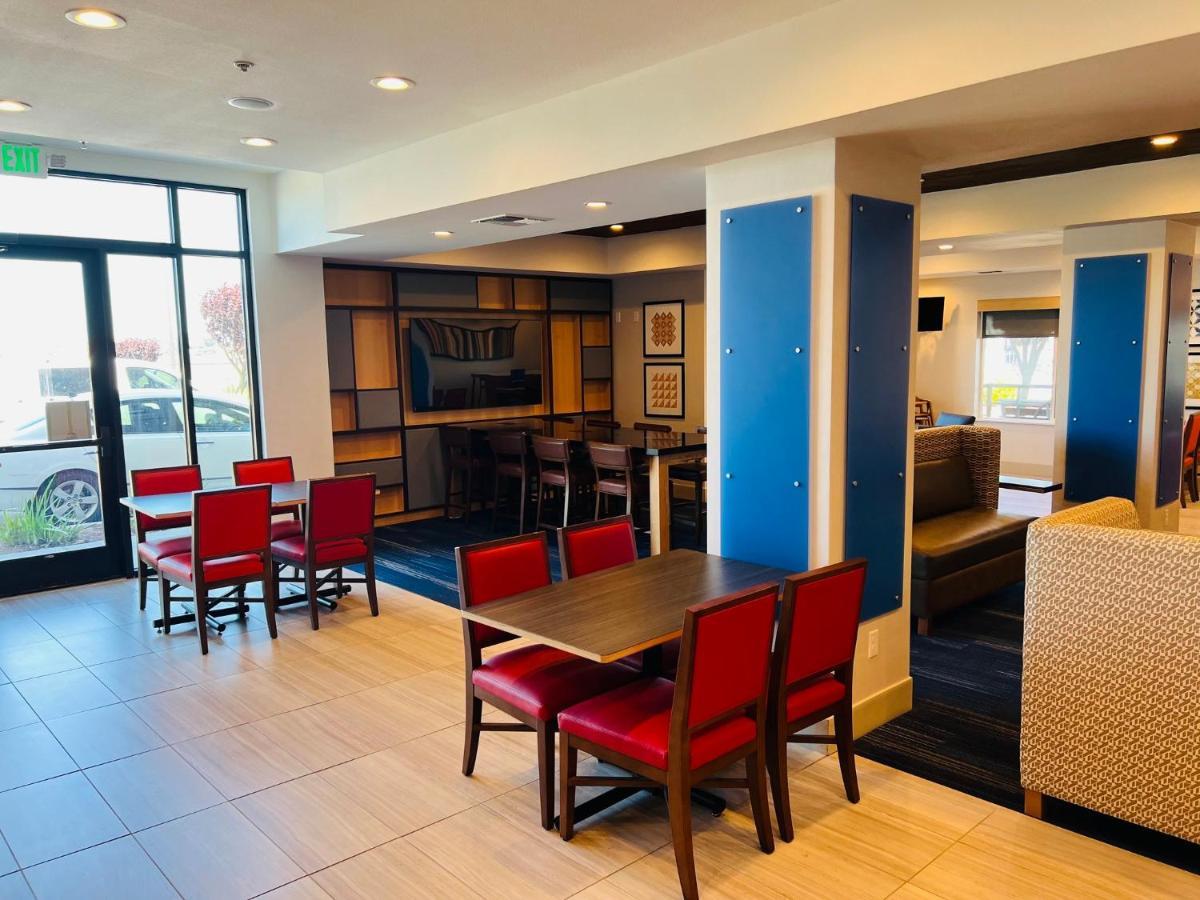 Holiday Inn Express & Suites Salinas By Ihg Екстер'єр фото